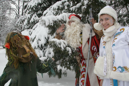 Дед Мороз и Снегурочка в новогоднем лесу