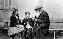 Лев Толстой с внуками Илюшей и Соней (1909)