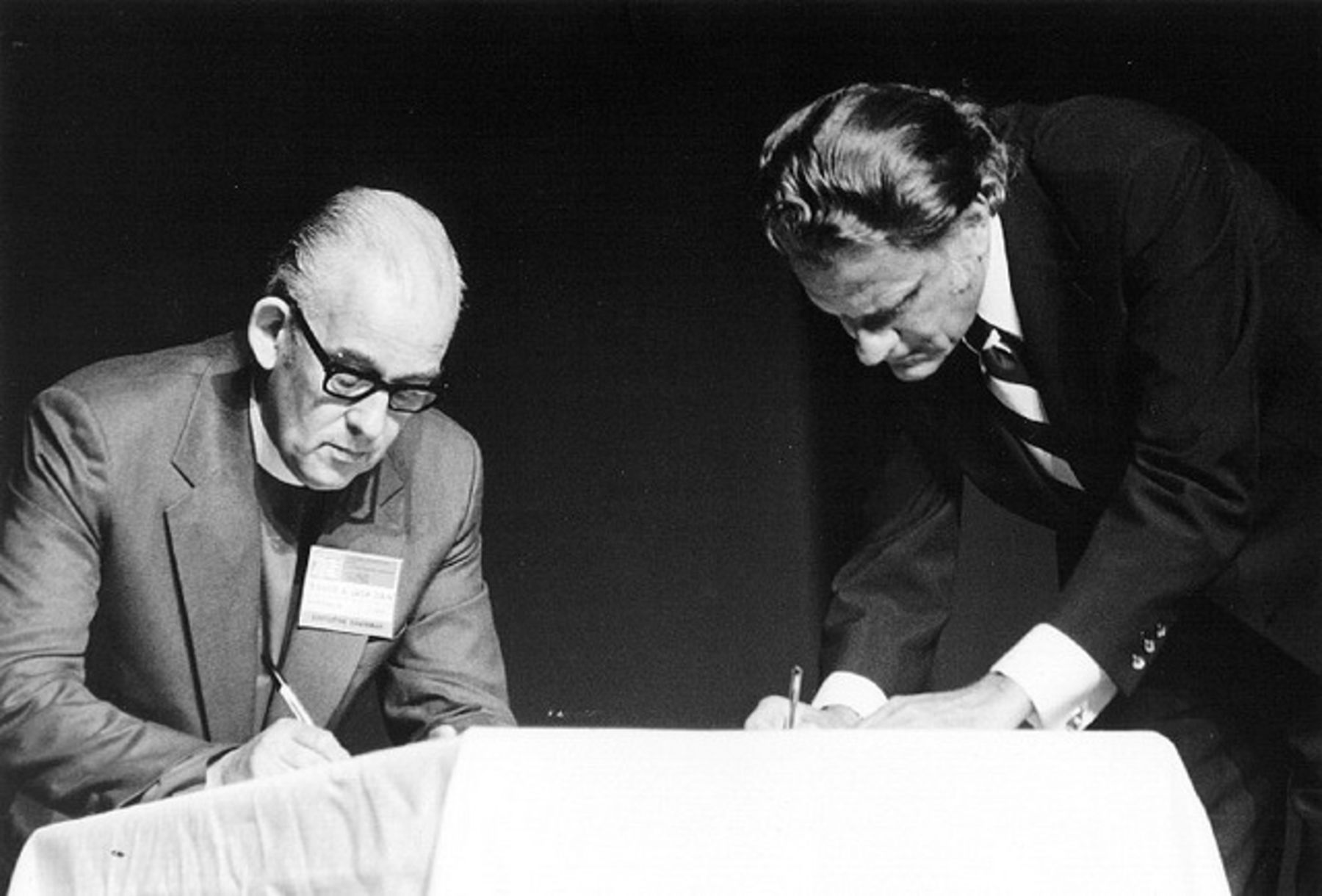 Biskop Jack Daine og Billy Graham signerte Lausannepakten i 1974, et dokument som ble født i krigen for vår tro.