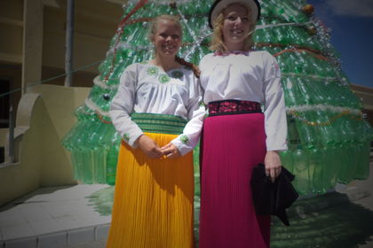 Kamilla og Elise tok turen ut, og her poserer de foran juletreet av grønne flasker i Cañar sentrum i flotte drakter.
