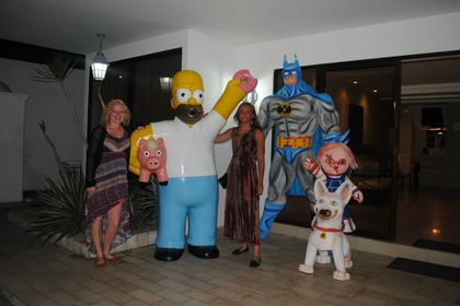 Disse figurene er nyttårstradisjon i Ecuador. De settes til utstilling dagene før, også blir de satt i flammer når klokka blir tolv. Her poserer Elise og Hanna med selvelste Homer Simpson.