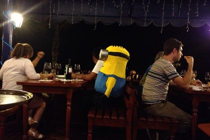 Noen ecuadorianere har dem med seg overalt. På nabobordet vårt der vi spiste nyttårsmiddag, var plutselig en minion en del av middagselskapet.
