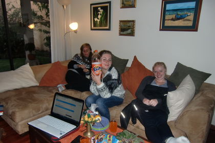 Og her blir huset til Benedikte brukt som lokal for teamsamling.
