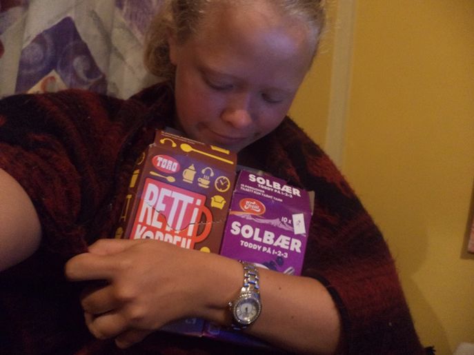 Vi sitter igjen med godsaker til kveldene. Norsk sjokolade er best. Takk for besøk, og velkommen igjen!