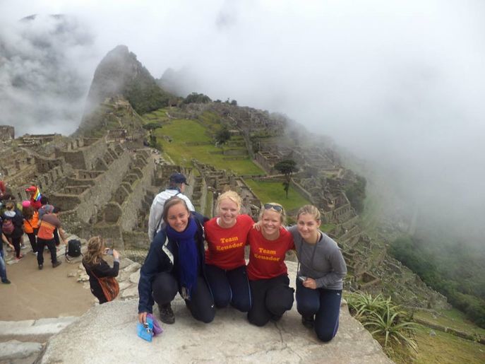 Siste dagen var vi endelig kommet oss frem til toppen av Machu Picchu. Vi var heldige med været og fikk både sett stedet i tåke med denne spøkelsesby-stemningen, men også i sol når tåken lettet.