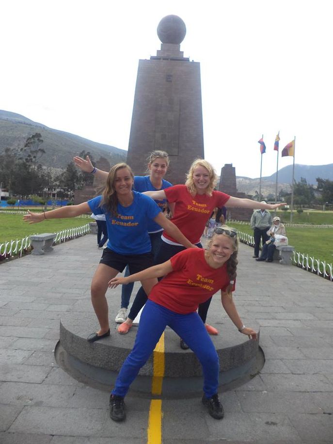 Denne dagen var vi også på Mitad del mundo. I matchende t-skjorter.