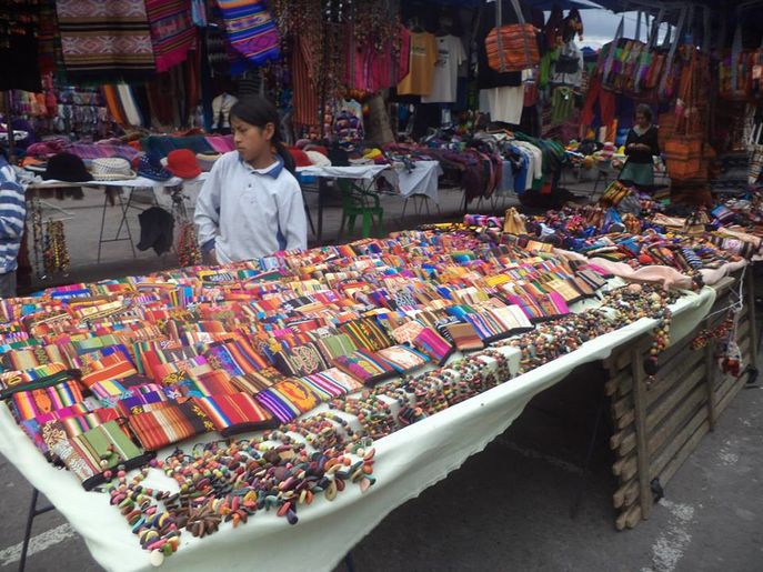 Et av alle markedene vi var innom. Her er bilde av noen lommebøker på Otavalo-markedet litt utenfor Quito.