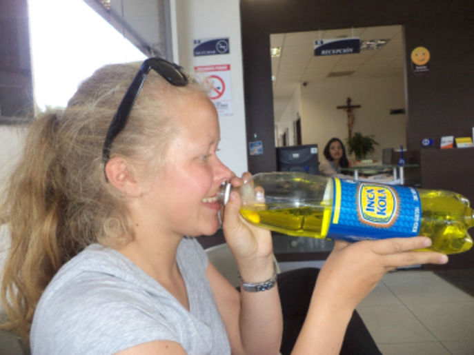 Kamilla drikker Inca Kola. Ikke en treliters på bilde, men en av de "små" 1,35 som vi drikkes rett fra flaska.