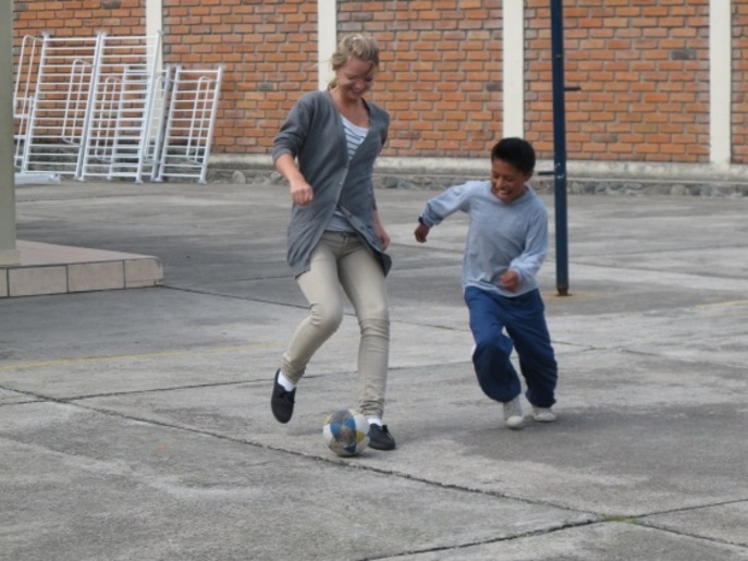 Vi møtte Cañar-jentene in action. Eirin og Elisabeth som leder an i gymmen.
