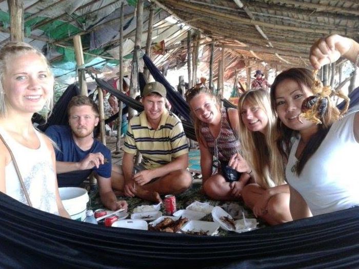 Lunsj på Western Baray - nam nam med insekter, frosk og hvem vet hva mer vi puttet i oss?
