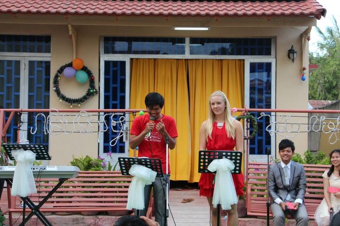 Bibellesing, både på khmer og engelsk