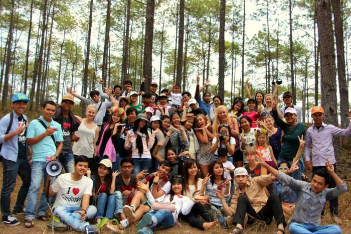 Klare for dåp med studentene i Kirirom nasjonalpark.