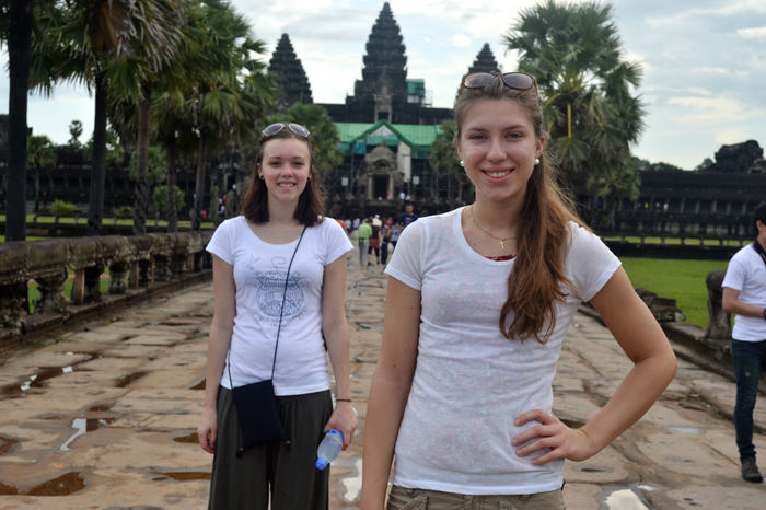 Marie og Melissa forran Angkor Vat