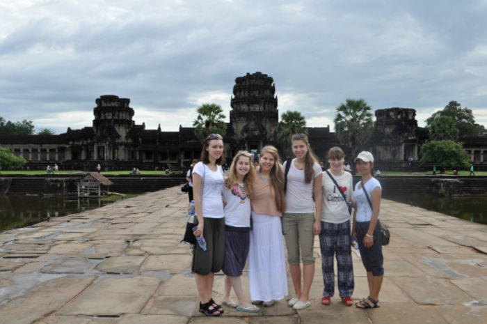 Gjengen forran Angkor vat