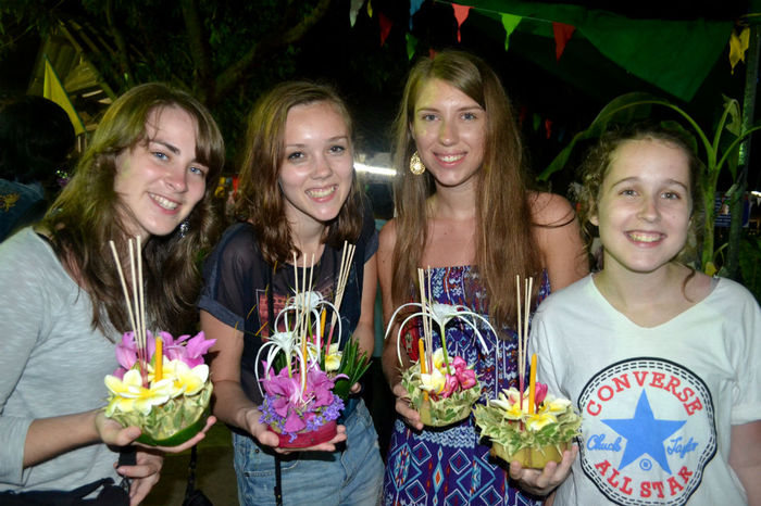 Det var en spesiell feiring i Koh Chang den ene dagen vi var der. Party i tempelet med boder, dans og masse munker. Alle kjøpte blomster som vi har på bildet, tente på lyset og røkelsen og satt det på havet med et ønske, hvis blomsten ikke fløt inn igjen til land (noe egentlig alle gjorde) men fortsatte utover uten å slukkes aksepterte visst havet ønsket, og ønsket skulle visstnok gå i oppfyllelse.