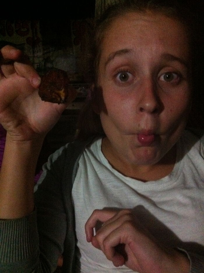 Bursdagsbarnet Kaja med et kyllinghode!