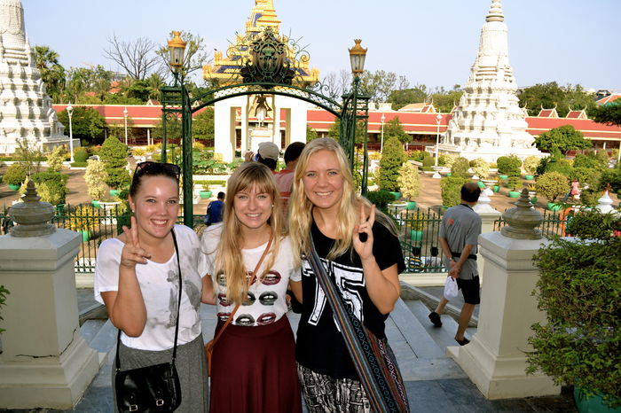 TEAM KAMBODSJA AT ROYAL PALACE