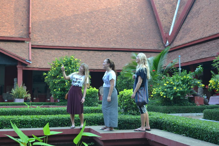 Sightseeing i Phnom Penh. Turister som blir bedre kjent med byens historie!
