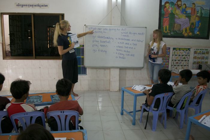 Trives utrolig godt på arbeidplassene våre! Her har vi en av våre første timer i Engelsk på Joy of Cambodia.