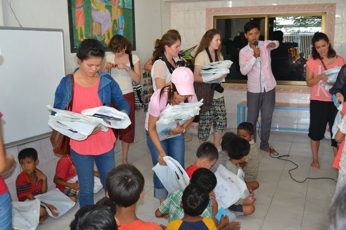 Sammen med folkehøgskolen Solborg besøkte vi Joy of Cambodia og delte ut skoleuniformer til ungene...