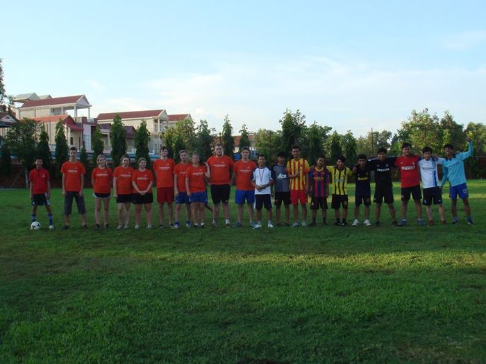 Klare for fotballkamp mellom Solborg og de kambodsjanske studentene