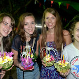Det var en spesiell feiring i Koh Chang den ene dagen vi var der. Party i tempelet med boder, dans og masse munker. Alle kjøpte blomster som vi har på bildet, tente på lyset og røkelsen og satt det på havet med et ønske, hvis blomsten ikke fløt inn igjen til land (noe egentlig alle gjorde) men fortsatte utover uten å slukkes aksepterte visst havet ønsket, og ønsket skulle visstnok gå i oppfyllelse.