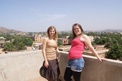 Torunn og Ingunn på taket av huset i Bamako, med utsikten i bakrunnen