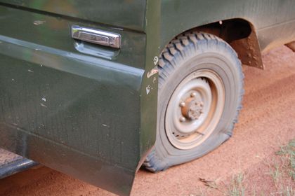 Så punkterte jeepen vår
