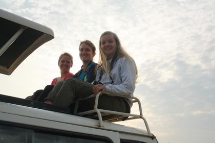 Noen av oss fant ut at den beste plassen å sitte var bakpå taket
