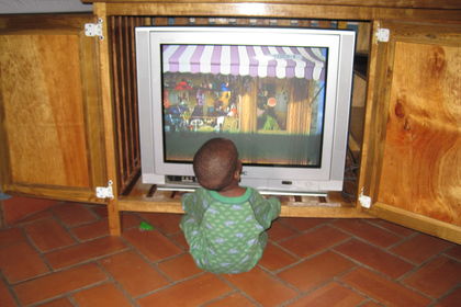 Seriøs tv-tittig på babyhjemmet