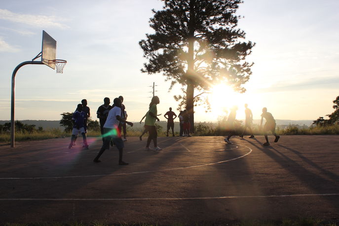 Basketball-spilling i solnedgang <3