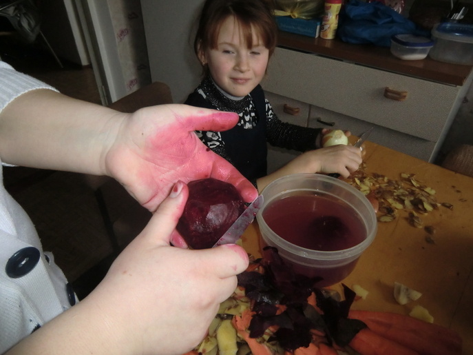 Her lager vi Borsh (likner suppe)