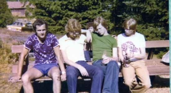 Slappe typer i sola: Bjørn Tangen, Raymond Scheen, Ove Jensen, Svein Tønnessen, Øyvind Tønnessen og Øivind Tønnessen.