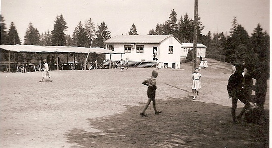 Leirplassen m/matteltet. Trøberhytta i bakgrunnen (Juniorleir 1957)