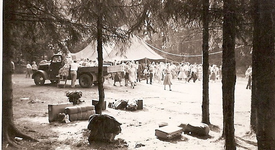Leiroppbrudd med møteteltet i bagrunnen (Juniorleir 1957)
