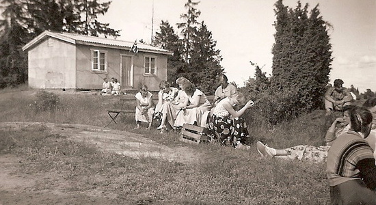Samling på Solskinnsberget. Trøberhytta i bakgrunnen. (Ungdomsleiren 1957)