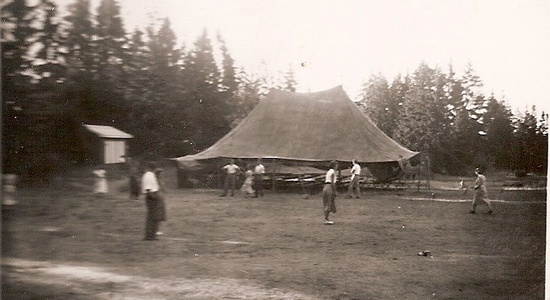 Møteteltet - utedoen i bakgrunnen (Oven 1955)
