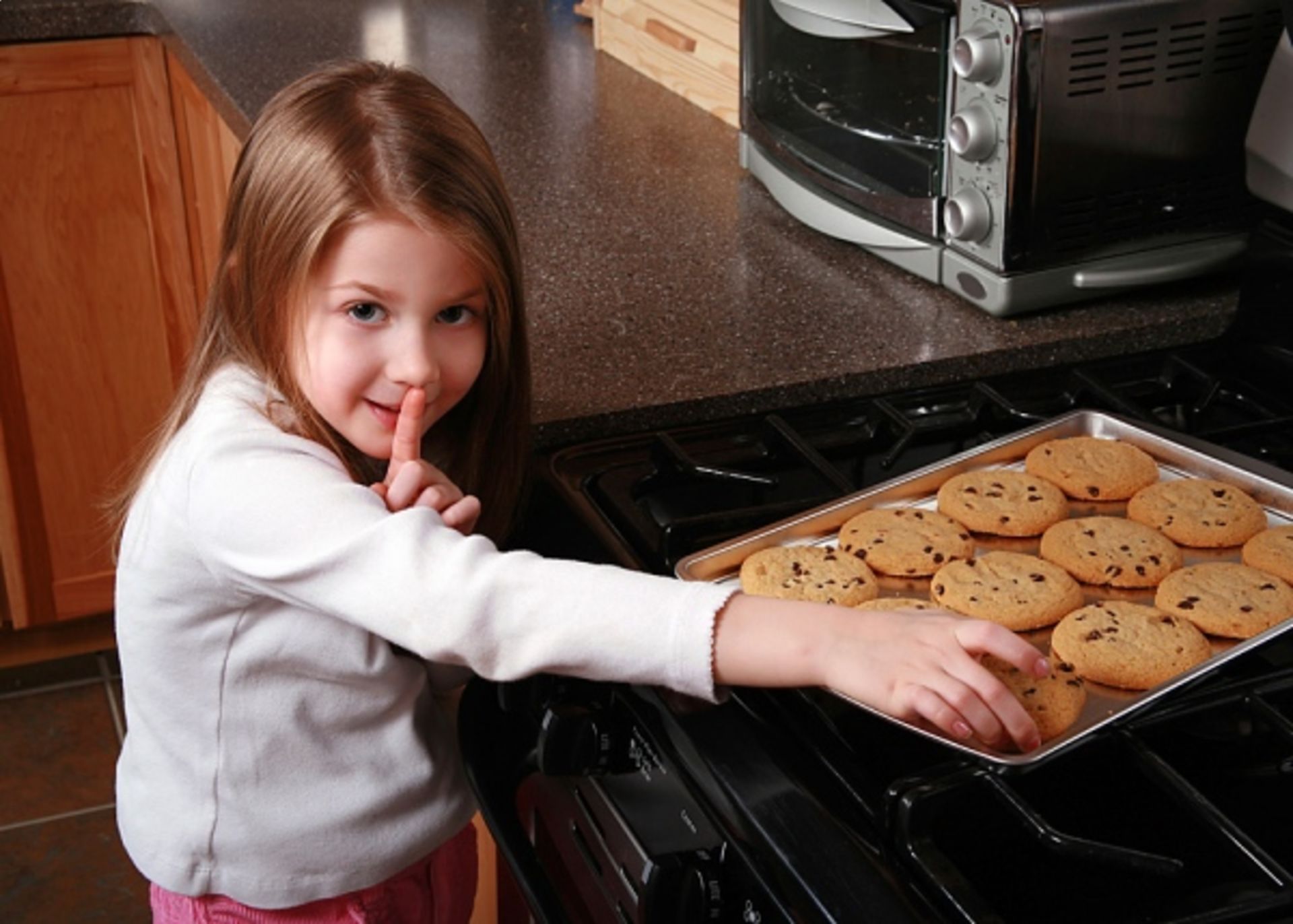 Мамку без спроса. Печенье для детей. Ребенок ворует картинка. Ребенок ворует печенье. Ребенок ест печенье.