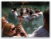  1500 христианских паломников  приняли водное крещение в реке Иордан
