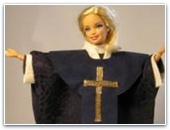 Пародия на священство: кукла Барби примерила облачения епископа