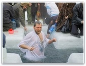 Десятки людей провалились под лед на Крещение