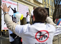 Львовские студенты закупают депутатам вазелин. В защиту семейных ценностей | Мониторинг СМИ| ФОТОРЕПОРТАЖ
