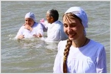 73 человека приняли крещение в Иртыше/ФОТОРЕПОРТАЖ