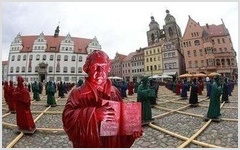 В Виттенберге завершает работу инсталляция 800 разноцветных статуй Мартина Лютера