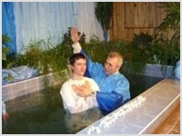 В Макеевской Библейской церкви прошло водное крещение