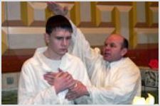 22 человека приняли крещение в Омске