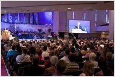 В США опубликован отчет о размере среднего оклада пастора мега- церкви