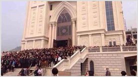 В Китае тысячи христиан защищают собор от сноса