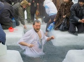 Десятки людей провалились под лед на Крещение