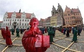 В Виттенберге завершает работу инсталляция 800 разноцветных статуй Мартина Лютера